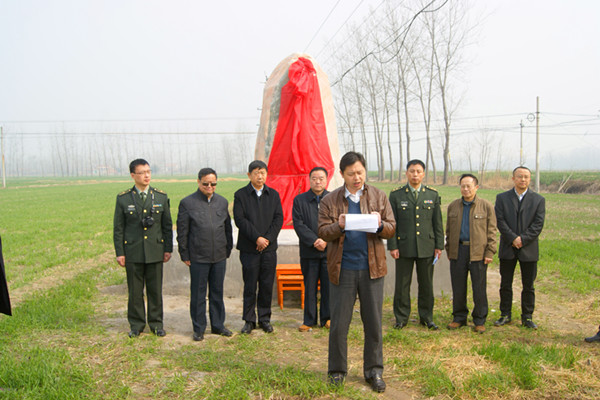 钟伟将军之子钟戈平参加“淮海四支队”纪念碑揭幕仪式