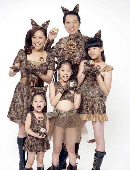 欧阳龙偕同傅娟与三个女儿亮相 全家变身老虎大搞cosplay