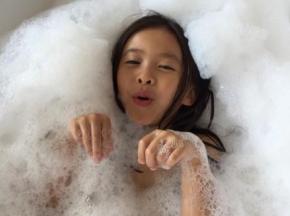 刘涛女儿洗泡泡浴 可爱至极